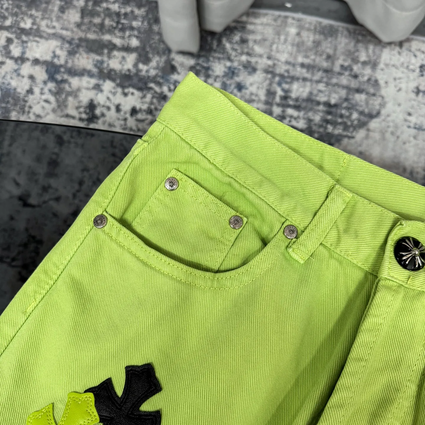 P260 Chrome hearts CH green cow king Yang Mi's same style sex recods limited green cow jeans. Really restores the ultimate texture of Vintage. Italian special cowhide print and cut. Customized sheepskin three-layer thick line leather. The whole is spliced in heavy water washing process. Craftsmen hand-splash ink. You can see the details. Three-dimensional cutting version. Loose and comfortable. Not picky about the figure. Makes taller and slimmer. Seiko factory. Original quality control. Same style for men and women. Can be matched with couples. Versatile recommendation. Essential jeans for all seasons Color: Green Size: S-XL